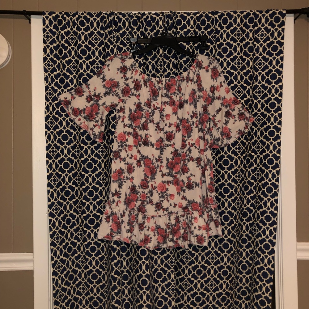 Women’s S/M blouse.